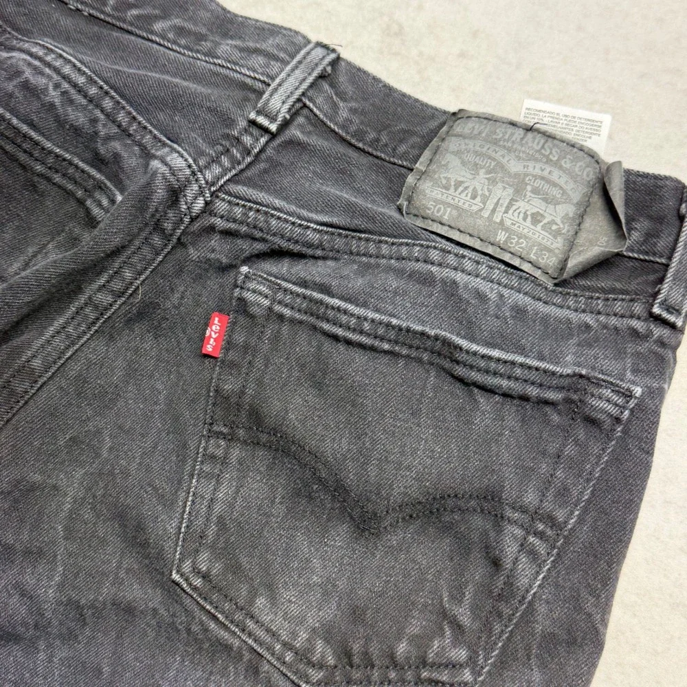 Levis 501 Original Fit Mens 32x34 Black Faded Button Fly Straight Leg Jeans